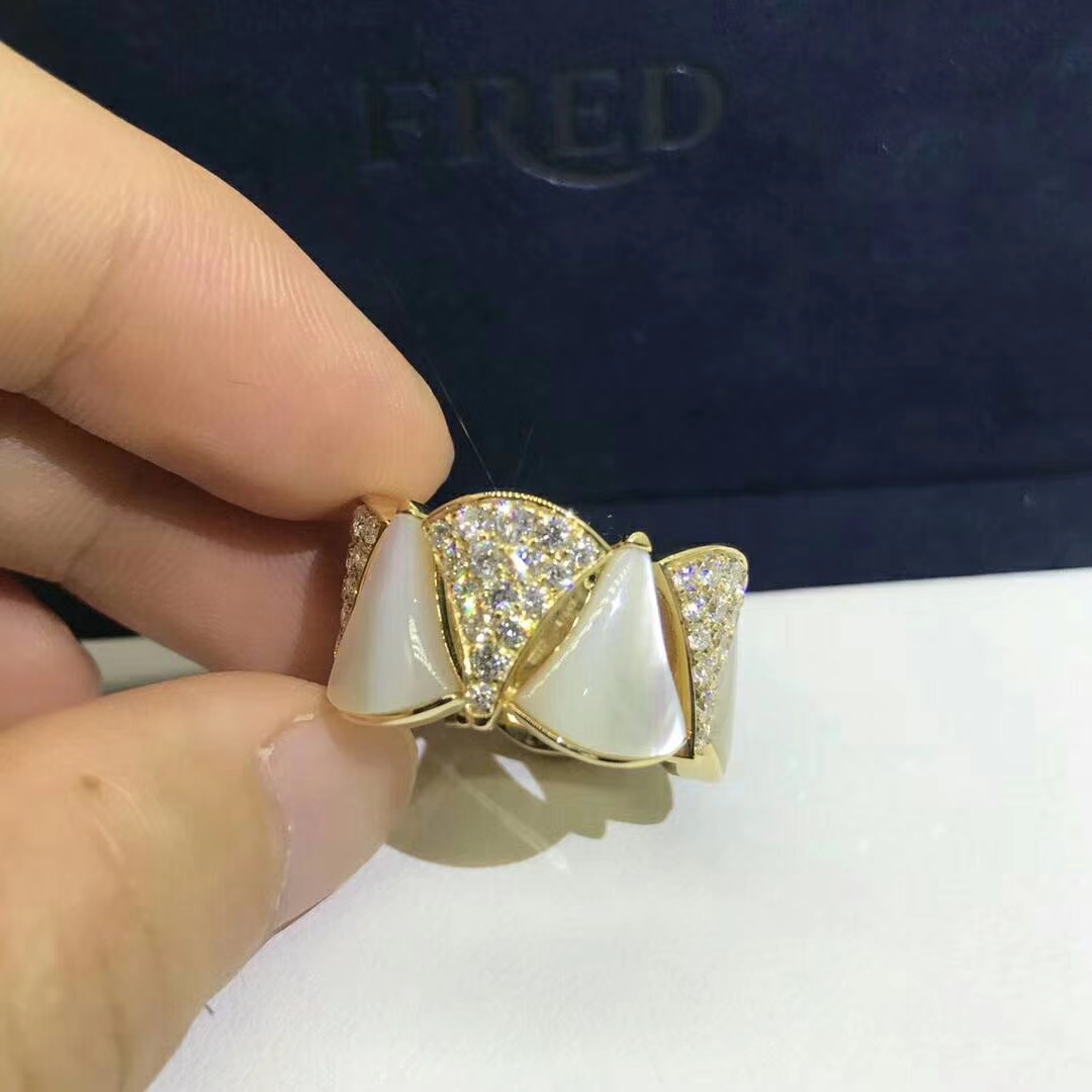 Bvlgari Divas’ Dream Ring 18 Karat Gold mit weißen Perlmutt-Perle und Diamant ebnen